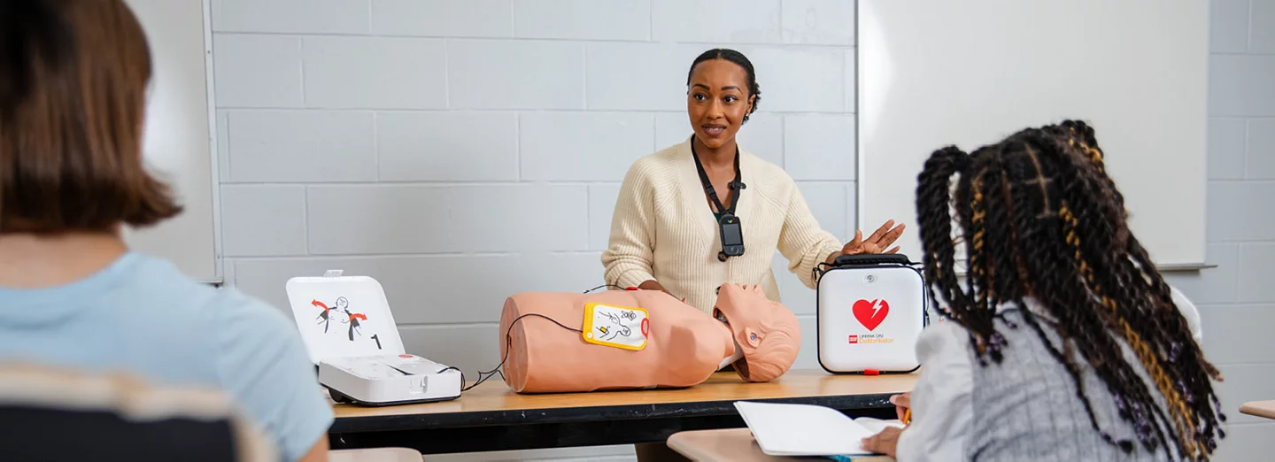Formation AED avec mannequin et LIFEPAK CR2