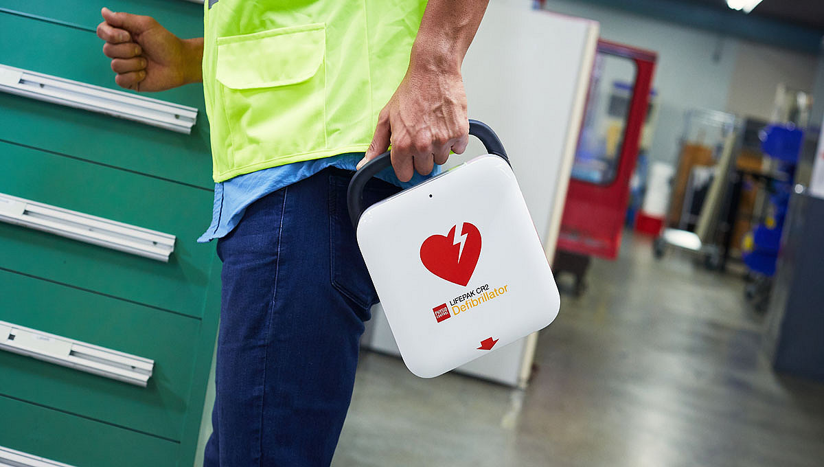 Défibrillateur LIFEPAK CR2 transporté sur un site professionnel